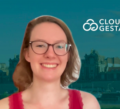 Foto unseres Teammitgliedes Carolin mit Dresden im Hintergrund und dem Cloud Gestalt Logo