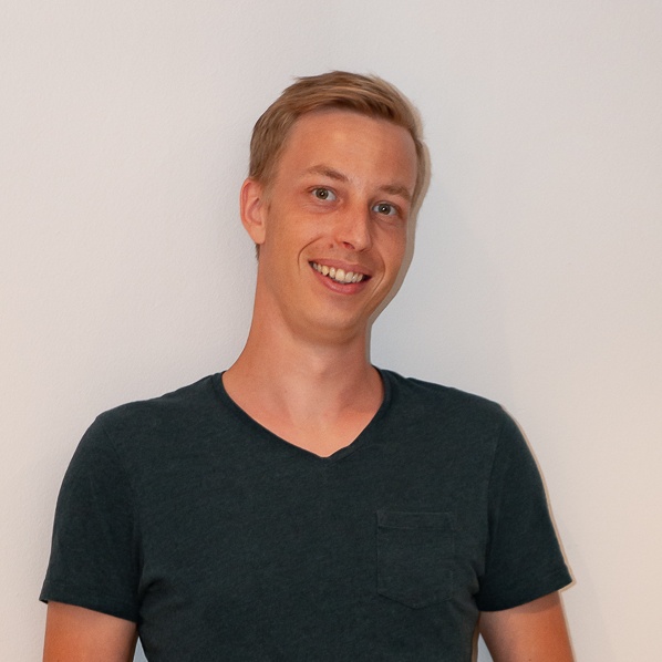 Portrait des Co-Founder Michael Himmelstoß in blauen T-Shirt vor weißem Hintergrund